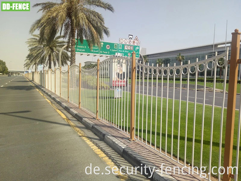 Wellen gebogene Dekorationszauntafel Metallstahl / Schmiedeeisen / Aluminiumzaun für die städtische Straße Fußgängerbarriere